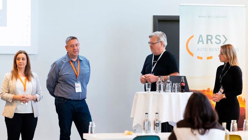 Maria Luca (v.li.), Assistenz der Geschäftsführung bei ARS, Michael Seipelt, Prokurist/Vertriebsleiter bei ARS, Jan Linke, Head of Business Development bei Faaren sowie Carolina Demharter, Head of Sales & Strategic Partnerships bei Faaren, verkündetn auf der ARS-Jahrestagung ihre Zusammenarbeit.(Bild:  ARS)