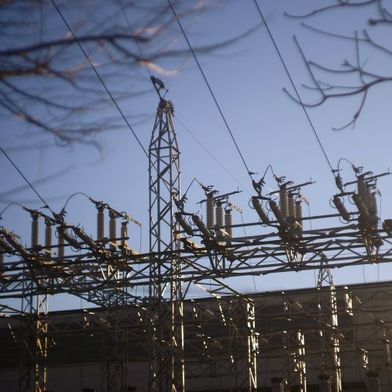 Symbolbild: Der Netzanschluss bremst vielerorts den Ausbau von Rechenzentren. CyrusOne setzt auf standardisierte Umspannwerke. Was dahinter steckt. (Bild: Substation / haru__q / CC BY-SA 2.0 / flickr.com)
