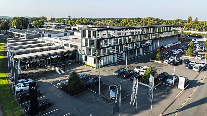 Die Senger-Gruppe hat im Bereich E-Mobilität  mit BYD und MG neue Marken im Portfolio. Aus dem Fahrrad-Geschäft hat sie sich dieses Jahr bewusst wieder verabschiedet. Im Bild: Der Stammsitz der Senger-Gruppe in Rheine. (Bild: Senger-Gruppe)