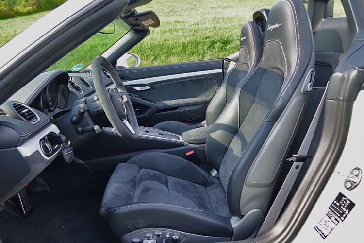 Das Gestühl ist komfortabel und bietet genügend Seitenhalt. (Bild: Schreiner/»kfz-betrieb«)