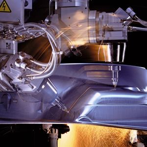 Bild 1: Warmumgeformte, sogenannte press- oder formgehärtete Teile senken das Gewicht einer Karosserie. Der Laser ist das ideale Werkzeug, um diese Teile berührungslos zu bearbeiten.