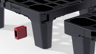 Dank zum Patent angemeldetem Stecksystem lassen sich die Mini-Paletten zu größeren Einheiten verbinden. (Bild: Cabka-IPS)