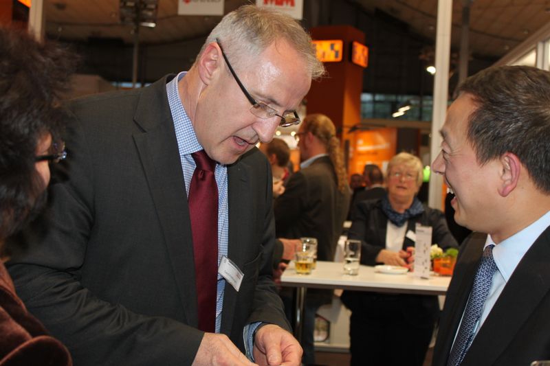 Am Dienstagabend wurde bei der Vogel Business Media am Messe-Stand in Halle 9 traditionell auf eine erfolgreiche Hannover Messe 2014 angestoßen. Gute Gespräche und Live-Musik von der Band „Famos“ sorgten bei den zahlreichen Standpartygästen für eine ausgelassene Stimmung. (Siegl/Vogel Business Media)