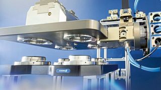 Bei kleinen und mittleren Losgrössen gewährleistet das Palettiersystem Vero-S NSA plus eine hohe Prozesssicherheit, Flexibilität und Wirtschaftlichkeit. (Schunk)