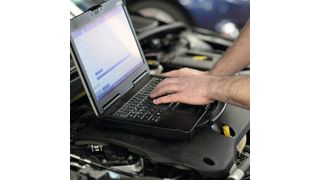 Die EDV-Programme der Großhändler sind auf die Bedürfnisse der Freien Werkstätten zugeschnitten. Auf dem mobilen PC ist das Dealer-Management-System mit den Prüfgeräten in der Werkstatt vernetzt. (© industrieblick - Fotolia)