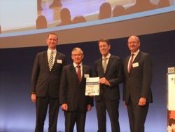 Übergabe des WGP-Standpunktpapiers Industrie 4.0 auf BMBF-Kongress. Von links nach rechts, Prof. Schuh, WGP; Prof. Abele, Präsident WGP; Dr. Schütte, BMBF; Prof. Reinhart, WGP. (WGP)