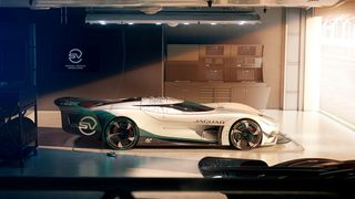 Damit der neue Vision GT SV in der virtuellen Rennwelt mithalten kann, hat ihm Jaguar ein aufwendiges aerodynamisches Design mit einem besonders langgestreckten Heck verpasst. (Bild: Jaguar)