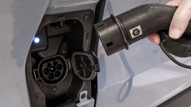 Die reicht vom Kabel für die Haushaltssteckdose bis zum DC-Anschluss für Schnelllader an der Autobahn. (Bild: Renault)