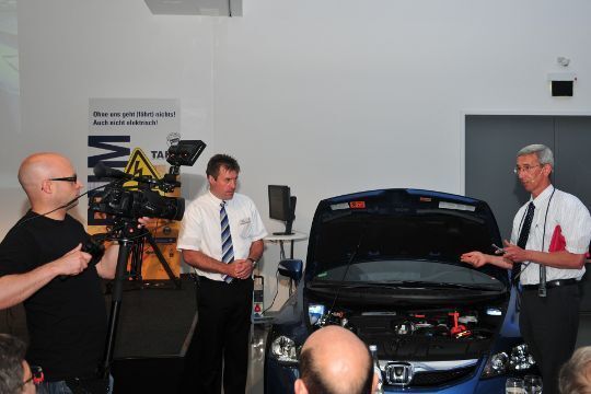 ZDK Technikreferent Werner Steber (re.) und TAK-Mitarbeiter Johannes Müller zeigten den Teilnehmern des ZDK-Technikforums, wie Hochvoltfahrzeuge stromlos geschaltet werden, und erläuterten, welche Schulungen wichtig sind. (Schmidt)