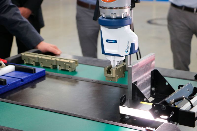 Im Praxisteil der Veranstaltung wurde MRK für die Teilnehmer erlebbar. Schunk zeigte Cobot-Applikationen live in Aktion. (Sonnenberg)