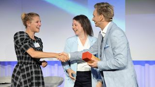 Die Vertreterin von Exotec nimmt die Auszeichnung „Bayerns Beste Arbeitgeber 2024“ von Great Place to Work entgegen. (Bild: Great Place to Work)