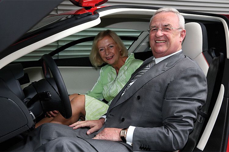 Prof. Dr. Johanna Wanka und Prof. Dr. Martin Winterkorn im XL1 während der Abschlussveranstaltung. (Foto: Matthias Leitzke, www.photodesign-wolfsburg.de)