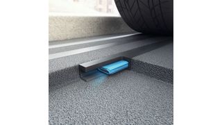 Robuste Sensoren: Der knappe Parkraum in Innenstädten soll mit Hilfe der Sensorstreifen besser ausgelastet werden. Die energieautarken Sensoren kommen 25 Jahre ohne Wartung aus. (Bild: ParkHere)