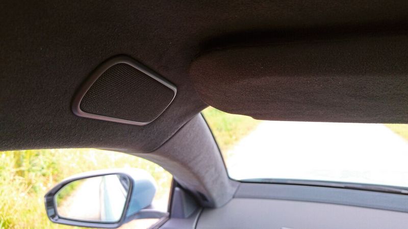 Lautsprecher im Dachhimmel unterstützen das Tonformat Dolby Atmos. Der Klang des Soundsystems ist sehr gut, klar und kraftvoll. (Bild: Thomas Günnel/Automobil Industrie)