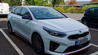 Einen nicht alltäglichen Akzent setzten die Designer des Proceed mit den bodennahen, roten Zierleisten an Frontschürze und Schwellern. (Holz/»kfz-betrieb«)