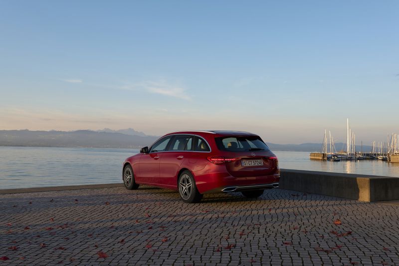 Beim Platz bleibt die Baureihe, was sie ist: primär für die Frontpassagiere bequem und geräumig, auf den Rücksitzen mit ausreichend Platz für zwei. (Bild: Mercedes-Benz AG)