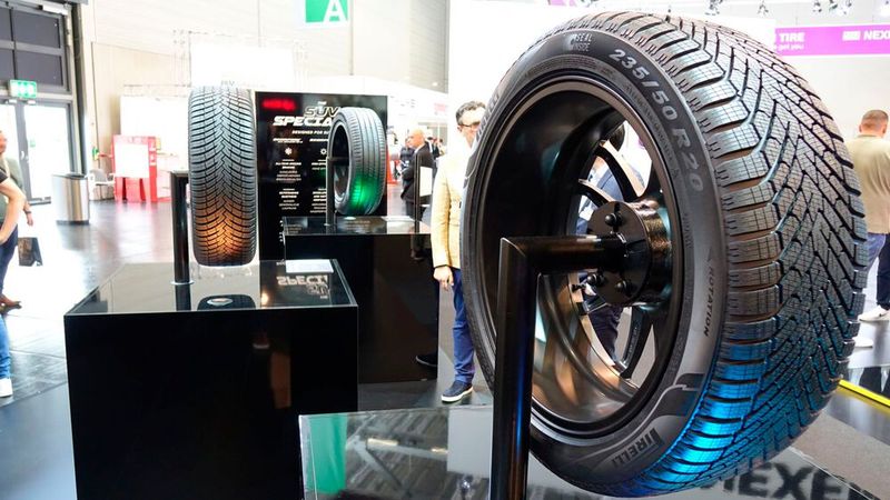 Pirelli zeigte seine Scorpion-Produktreihe für SUVs, die aus Sommer-, Winter- und Ganzjahresprofil besteht und kürzlich komplett erneuert wurde. (Bild: Rosenow/»kfz-betrieb«)