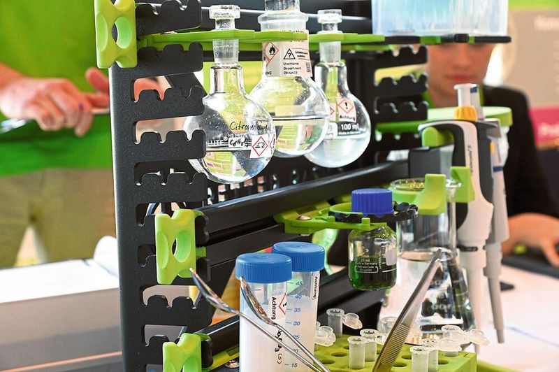 Die Racks von Better Basiscs bieten für jedes Teil eine eigene Halterung – von der Pipette über den Glaskolben bis hin zum Abfallbehälter.   Mehr Infos zu den kommenden LAB-SUPPLY-Messen finden Sie auf www.lab-supply.info (Bild: Stefan Stark)