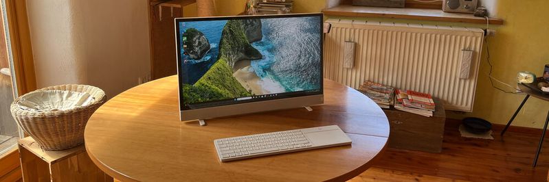 Der 23,8 Zoll große Touchscreen im HP Envy Move stellt 2.560 x 1.440 Bildpunkte dar. Darunter sitzen hinter der Stoffabdeckung zwei B&O-Lautsprecher.(Bild:  Vogel IT-Medien)