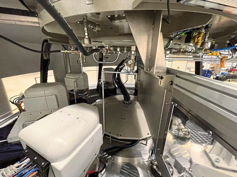 Die imo-space von Imoberdorf bietet viel Platz. So kann die Maschine mit bis zu 16 Bearbeitungsstationen ausgestattet werden. Der Schleppteller sorgt für maximale Genauigkeit bei schnellster Produktion. (Bild: Surplex)