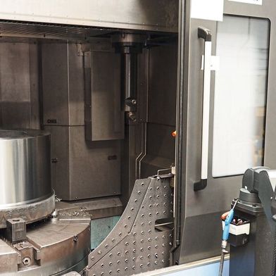 The DN Solutions Puma VTR 1216 features an extremely large turning diameter of up to 1600 millimeters and a maximum workpiece height of up to 1200 millimeters (approx. 47 inches). (Image:Dirostahl GmbH)