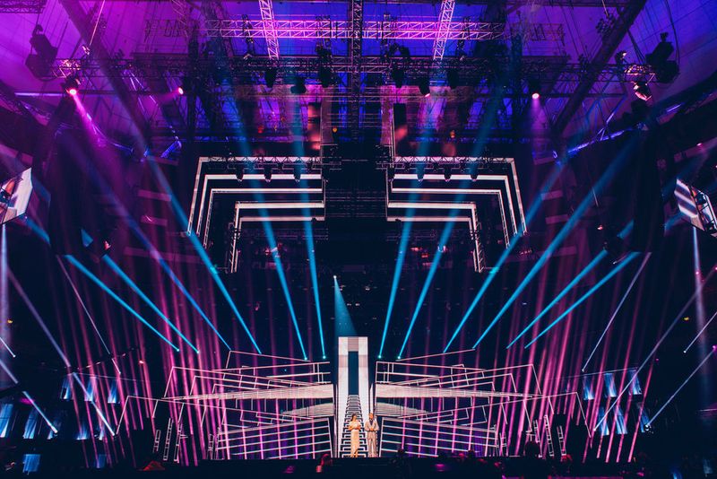 „Das Lichtdesign spielt bei den Songs eine essentielle Rolle“, sagt Hans-Joachim Schwabe, CEO Specialty Lighting bei Osram. „ Eine effektvolle Beleuchtung ist unerlässlich für die richtige Wirkung. Deshalb freuen wir uns sehr, wieder Partner des ESC zu sein.“  (Osram)