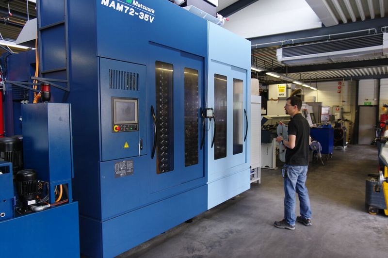 Un centre d'usinage Matsuura MAM72-35V. Ici la vue de l'impressionnant magasin d'outils standby. (Source : MSM)