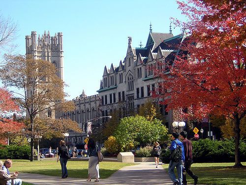 Die University of Chicago ist eine der wichtigsten privaten Universitäten in den USA. Besonders in den Fachbereichen Wirtschaftswissenschaften, Rechtswissenschaften und Pysik genießt die Elithochschule einen excellenten Ruf. In 2017 waren 13.870 Studenten eingeschrieben. Das Stiftungsvermögen beträgt 5,5 Milliarden Euro. (gemeinfrei)