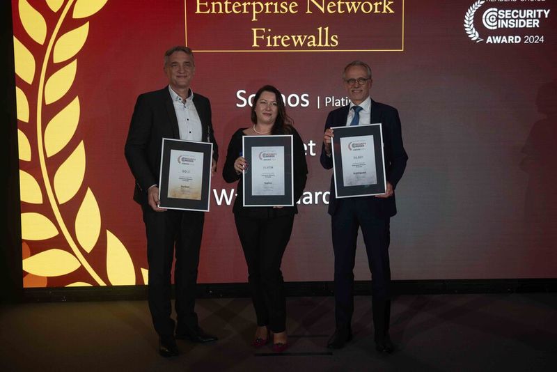 Für die dritte Kategorie „Enterprise Network Firewalls“ kommenDirk Benecke, Emilia Karnasova und Michael Haas auf die Bühne. Sie nehmen für Fortinet Gold, für Sophos Platin und für Watchguard Silber entgegen. (Bild: Manuel Emme Fotografie)
