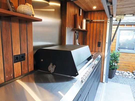 Indem Andreas Besser Industrie-Gasdruckfedern und Industrial Powerise-Antriebe von ACE verbaut hat, vollziehen sich Öffnen, Halten und Schließen automatisch und ohne Aufbieten von Muskelkraft.(Bild:  ACE)