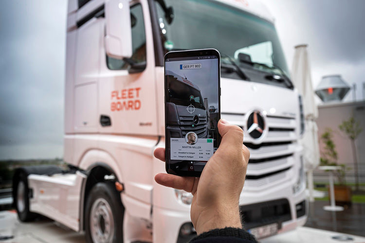 Auch die Logistikbranche „digitalisiert“ sich. Die App „Vehicle Lens“ des Unternehmens Fleetboard etwa, erkennt per Livebilderkennung das Nummernschild des Lkw. An der jeweils passenden Stelle am Lkw werden relevante Informationen schnell und übersichtlich per Augmented Reality eingeblendet. (Daimler)