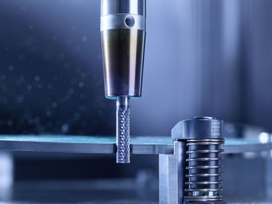 Das ist ein Fräswerkzeug aus dem Tyrolit-Power-Sortiment, mit dem Composite-Materialien präzise und ohne Delamination spanend bearbeitet werden können. Dieses Werkzeug ist für den Einsatz in CNC-Bearbeitungssystemen vorgesehen, aber es gibt noch mehr davon ...(Bild:  Tyrolit)