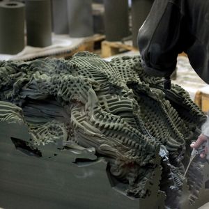 Beim Entpacken wird nicht gebundener Quarzsand vom fertigen Bauteil entfernt.