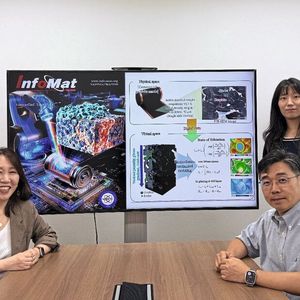 Das Forschungsteam. Im Uhrzeigersinn von rechts unten: Professor Kang Taek Lee (Fachbereich Maschinenbau, KAIST); Professorin EunAe Cho (Fachbereich Materialwissenschaft und Werkstofftechnik, KAIST); Yejin Kang, Doktorandin (Fachbereich Maschinenbau, KAIST).(Bild:  KAIST)