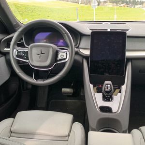 Einsteigen, losfahren: Einen Taster zum Ein- und Ausschalten gibt es nicht. Klingt banal, ist aber im Alltag richtig praktisch. Das Infotainment basiert auf Google Android und gibt keine Fragen auf. Das Soundsystem von Harman Kardon macht Spaß.(Bild:  Thomas Günnel/Automobil Industrie)