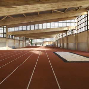 Die weitläufigen Hallen des Programms wurden als ein Weiler mit rudimentären Scheunen konzipiert.(Bild:  Guillaume Amat)