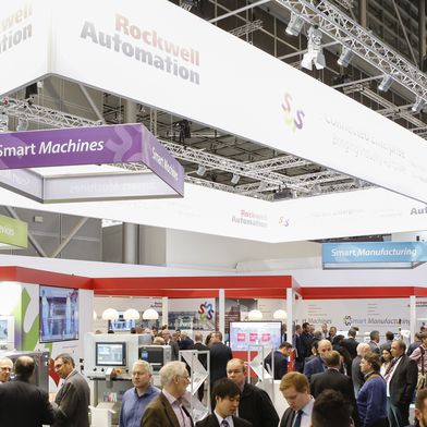 Rockwell Automation präsentierte auf der Interpack 2026 eine voll-integrierte Architektur für die Smart Factory, bei der Steuerungslogik, Robotikkinematik und Motion-Control-Systeme in einem durchgängigen Digital Thread orchestriert wurden. (Bild: Messe Düsseldorf/tillmann)