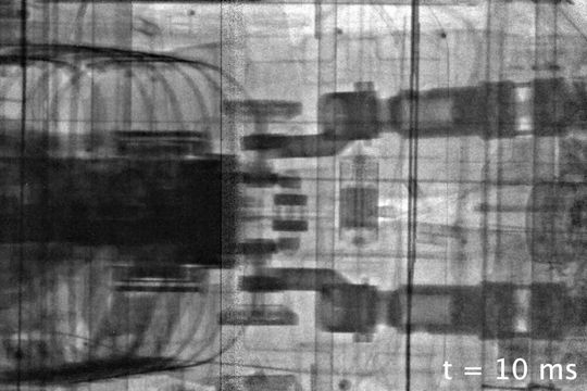 Blick auf eine Röntgenaufnahme zehn Millisekunden nach dem Anprall der Crashbarriere auf die Seite des Fahrzeugs.(Bild:  © Mercedes-Benz Group AG)