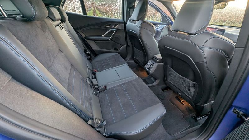 6. Der Sitzkomfort im Innenraum: Auf den vorderen Sitzen ist der Sitzkomfort Geschmacksache; wer gerne bequem und weich sitzt, dürfte gerade auf Langstrecken wenig Freude haben im X2.  Die Sitze sind recht hart gefedert, bieten aber einen sehr guten Seitenhalt. Die hinteren Insassen haben mit Blick auf die coupéhafte Linienführung erstaunlich viel Kopffreiheit. Auch die Beinfreiheit passt. (Bild: Mauritz – VCG)