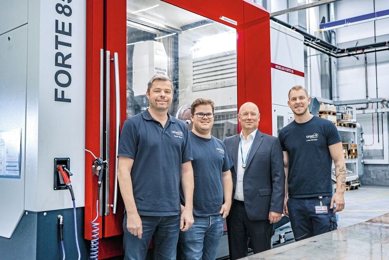 «Eine hervorragende Symbiose zweier familiengeführter Unternehmen» – so bewertet Harald Reiser (l., Hauptabteilungsleiter Fräsen und «High Purity Cleaning», Gewo) die Partnerschaft zwischen seinem Unternehmen und Hedelius. Neben ihm (v. l.): Andreas Empl (Abteilungsleiter Fräsen, Gewo), Martin Gumpp (Hedelius) und Lukas Dömötör (Maschinenbediener, Gewo). (Bild: Christoph Schwarz, Gewo Feinmechanik GmbH & Co. KG)