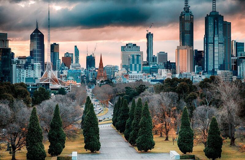 Im Jahr 2017 ernannte die internationale Entwicklungsbank ICF die australische Stadt Melbourne zu einer der Top-Smart-Cities der Welt. Die Initativen Melbournes in Sachen Smart City umfassen ein Fußgängerzählsystem, ein offenes Datenprogramm und kostenloses öffentliches Wi-Fi in ausgewählten Stadtvierteln. Intelligente Stadtpläne beinhalten Initiativen zur Bewältigung des raschen Bevölkerungswachstums und des Klimawandels. Bei einer Bevölkerung von rund 4,5 Millionen Menschen könnte die Zahl der Menschen in der Stadt bis 2050 auf 8 Millionen ansteigen. Wie viele andere intelligente Städte hat auch Melbourne IoT-Technologien eingesetzt, um die Müllabfuhr effizienter zu gestalten. Geleitet von einem Chief Digital Officer, verfügt Melbourne über ein funktionsübergreifendes Smart City Team mit 45 Mitarbeitern. (gemeinfrei)