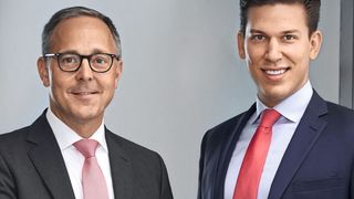 Die Ansprechpartner für Autohäuser und Werkstätten der Fuchs Schmierstoffe GmbH sind Stephan Lenz, Leiter Autohaus- und Werkstattgeschäft (re.), und Dirk Nusselt, Leitung Verkauf Automotive. (Bild: Matthias Muelle)