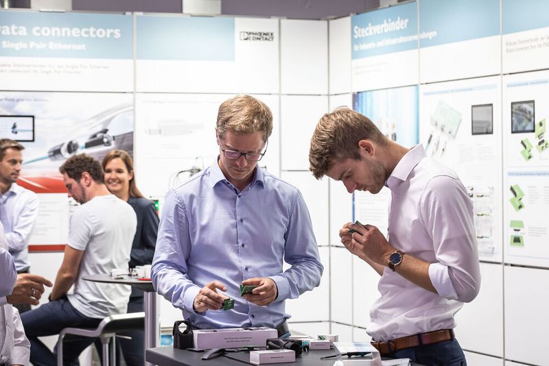 16. Anwenderkongress Steckverbinder: Der Tag 2 auf dem Steckverbinderkongress 2022 hatte den Themenschwerpunkt auf Oberflächen und Werkstoffen. Das umfasste die Konfektion Schwerer Steckverbinder für den Schaltschrankbau ebenso wie Hochstromkontakte für die E-Mobilität und funktionalisierte Oberflächen im Einsatz auf der ISS im Weltraum. (Bild: Elektronikpraxis)