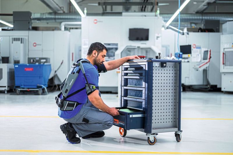 Das Exoskelett Ottobock Shoulder unterstützt Menschen bei anstrengenden Überschulter-Tätigkeiten. (Bild: Ottobock)