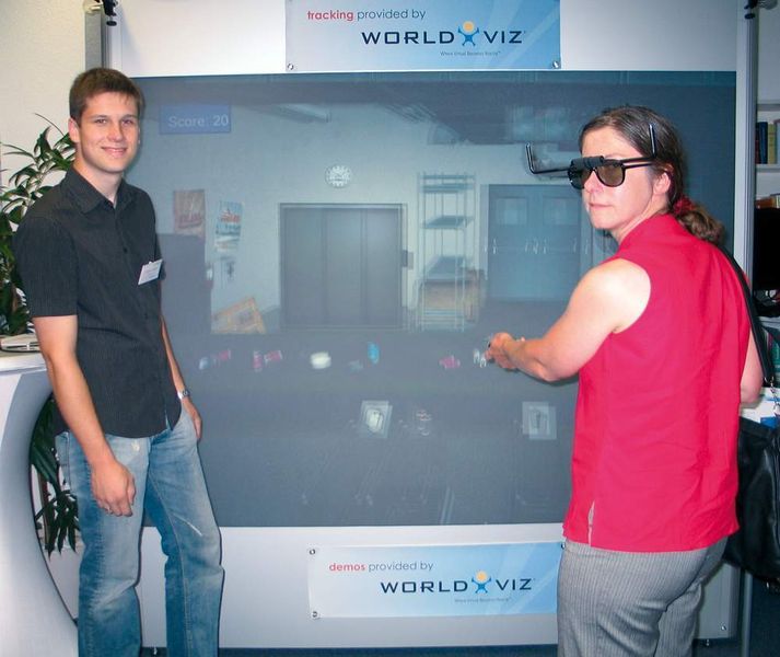 Johannes Pusch (links) vom 3D-Spezialisten World Viz aus Santa Barbara (USA) demonstriert, wie Dosen in einer Lagerhalle mittels Virtual Reality sortiert werden können. (Archiv: Vogel Business Media)