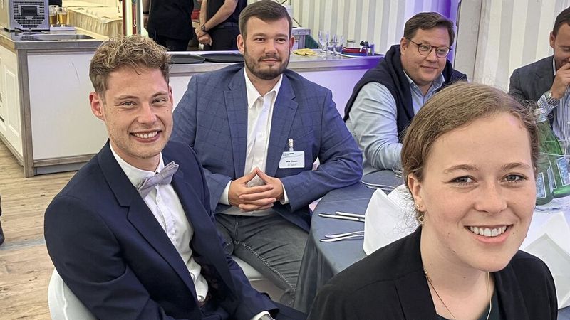 Vertreten die BFCler: Studentensprecherin Nele Müller (r.), Fabian Wolbert (l.) und Max Glaser (2. v. l.). (Bild: Doris Pfaff – VCG)