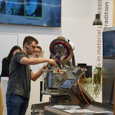 Impression vom Eirich-Messestand  (Bild: Eirich)