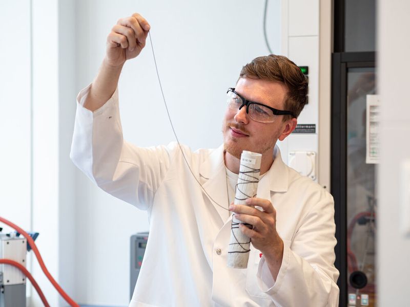 Patrick Danner vom Empa-Labor für Funktionspolymere arbeitet an Aktoren aus weichen Materialien. (Bild: Empa)