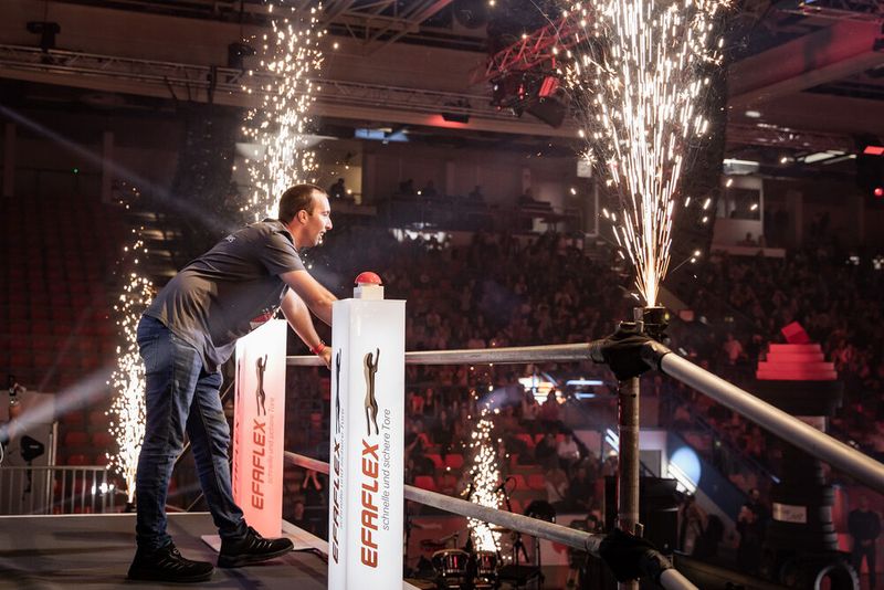 Ein beherzter Sprint und Benjamin Danker hat sich mit dem Schlag auf den Buzzer die Deutsche Meisterschaft im Staplerfahren gesichert. (Bild: B. Willer)