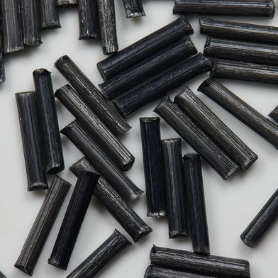 Langfaserverstärkte Thermoplaststäbchen für die Herstellung leichter Automobilteile mit hoher Steifigkeit. (Bild: © digitalstock - stock.adobe.com)